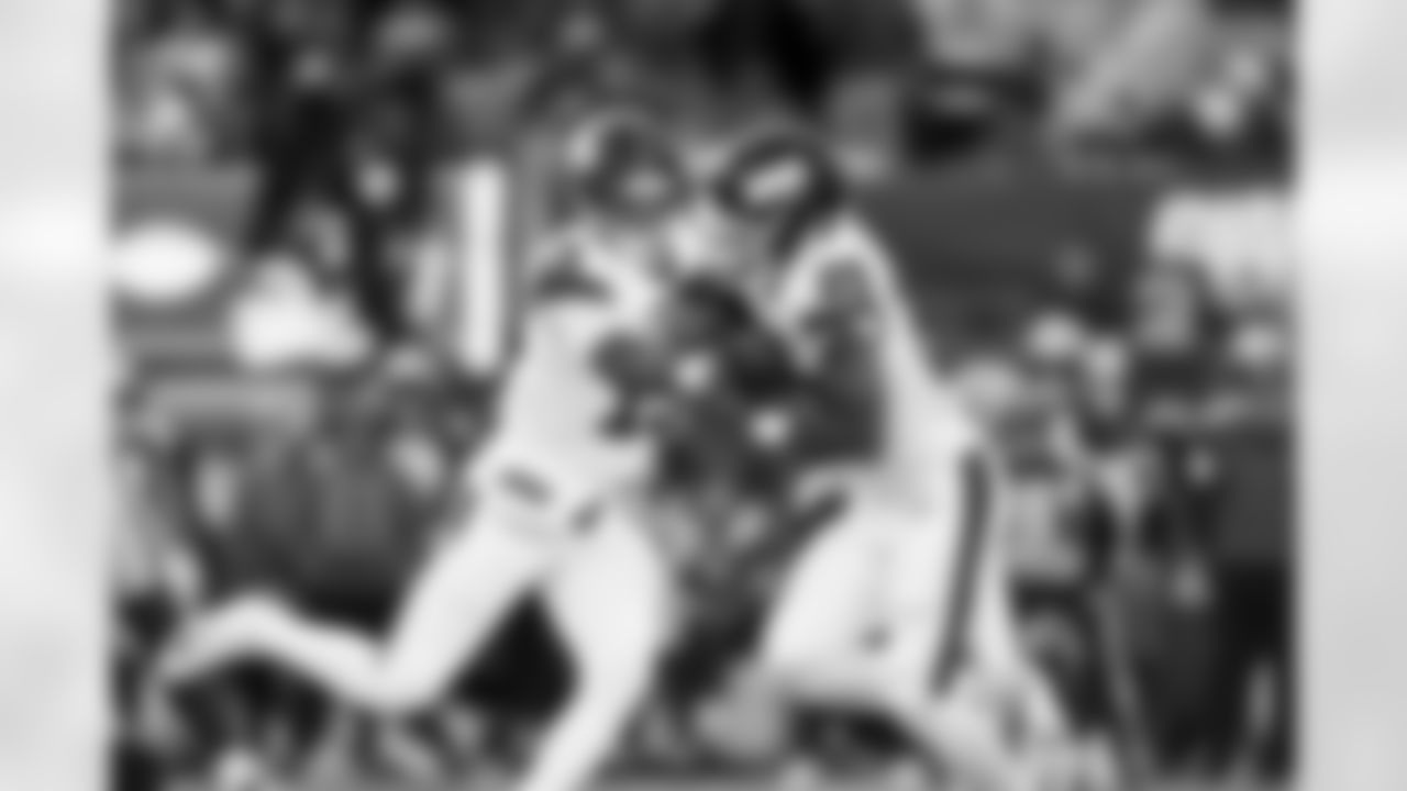 QB Jameis Winston (19), RB Tyrone Tracy Jr. (29)