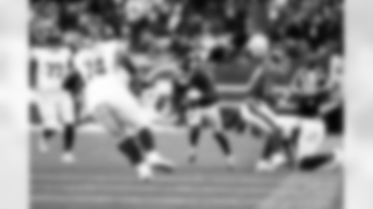 S Jevón Holland (8)