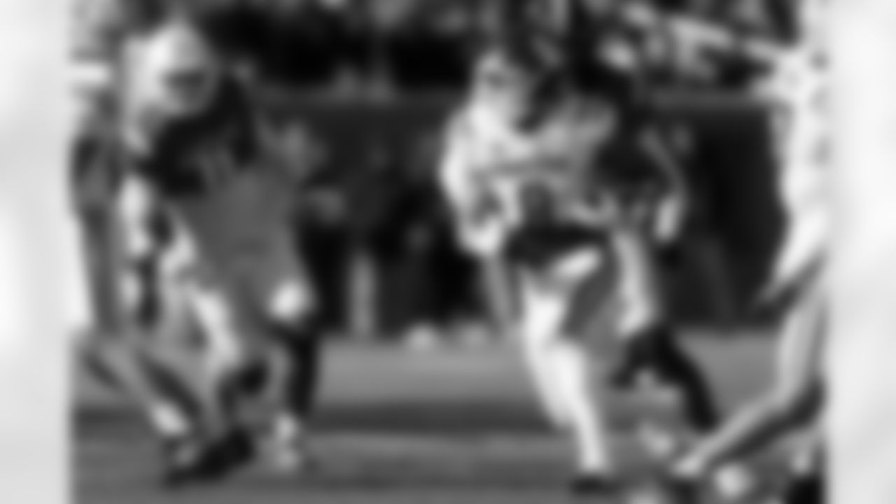 American Team running back Jaydn Ott (8), of Oklahoma, carries the ball during the first half of the Senior Bowl NCAA college football game Saturday, Jan. 31, 2026, in Mobile, Ala. (AP Photo/Butch Dill)