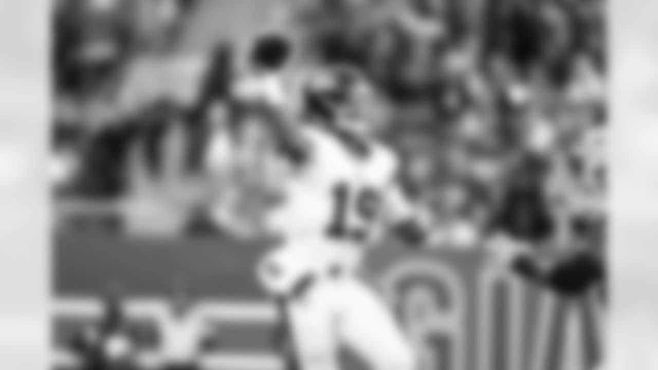 QB Jameis Winston (19)