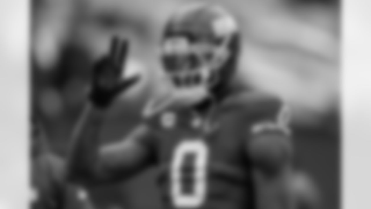 New York Giants outside linebacker Brian Burns warms up before playing against the Washington Commanders in an NFL football game, Sunday, Dec. 14, 2025, in East Rutherford, N.J. (AP Photo/Yuki Iwamura)