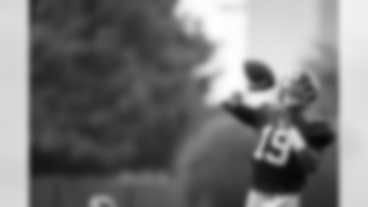 QB Jameis Winston (19)