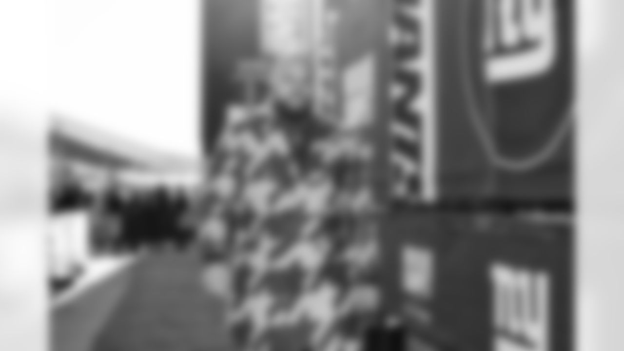 T Jermaine Eluemunor (72)