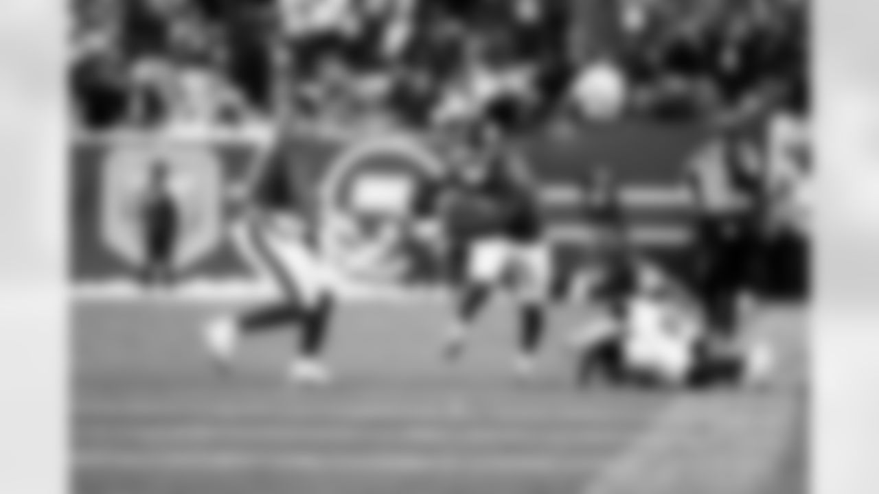 S Jevón Holland (8)