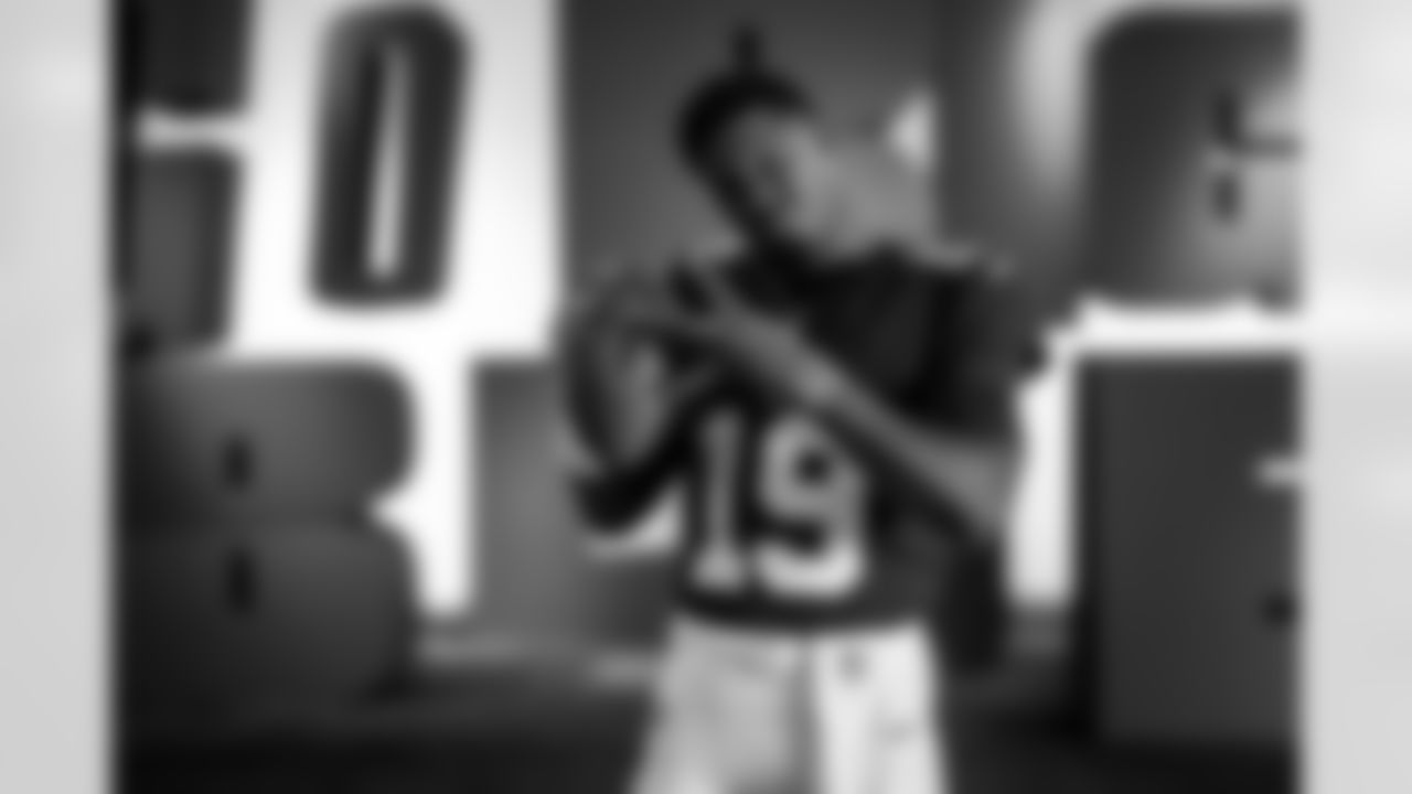 QB Jameis Winston (19)