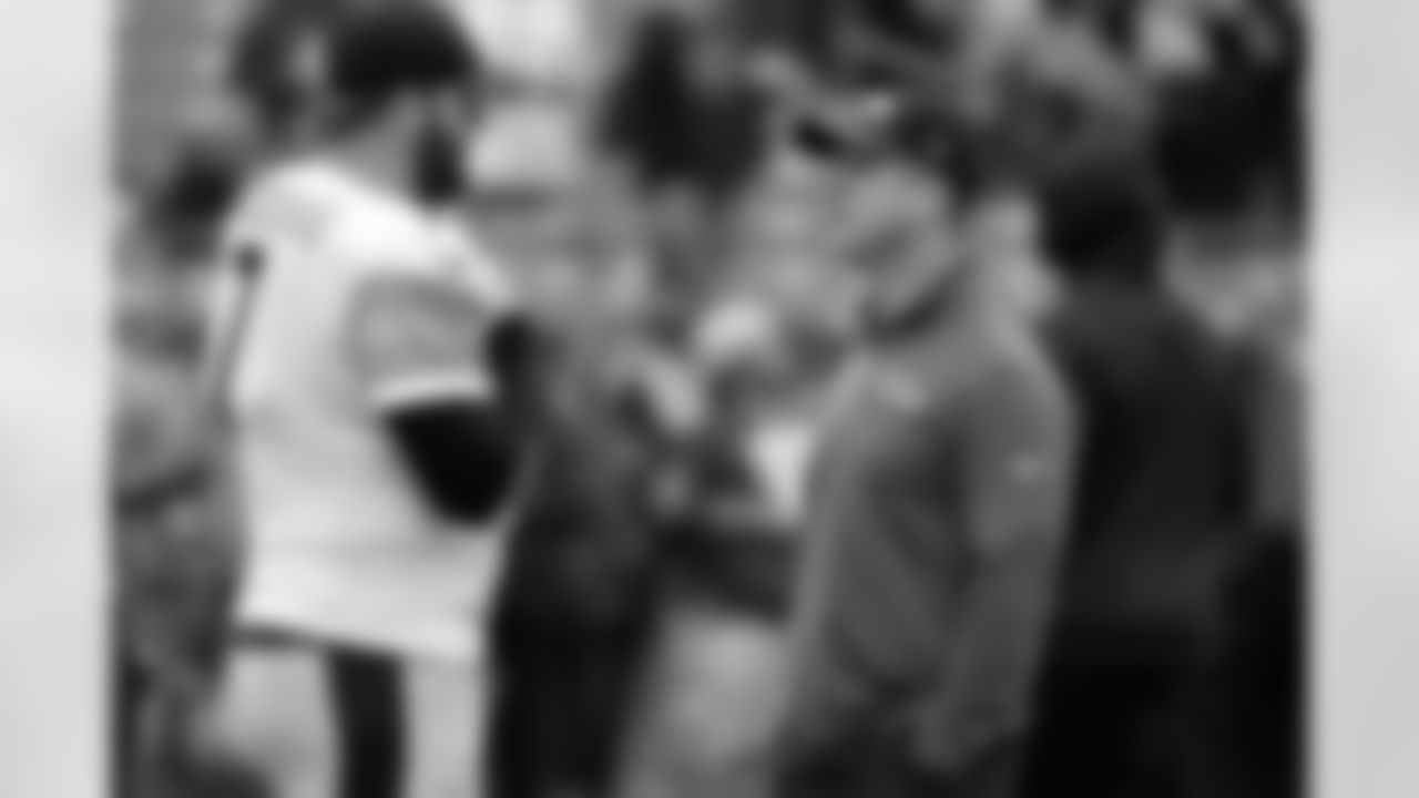 Pittsburgh Steelers quarterback Ben Roethlisberger (7) talks with Baltimore Ravens head coach John Harbaugh before NFL football game against the Baltimore Ravens in Baltimore, Sunday, Dec. 27, 2015. (AP Photo/Patrick Semansky)