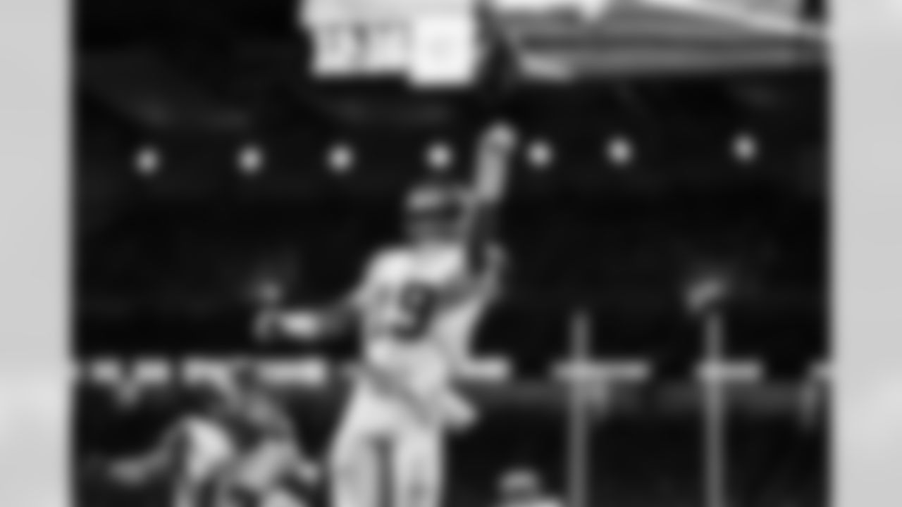 QB Jameis Winston (19)