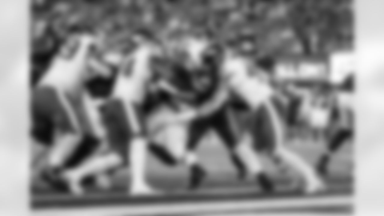 QB Jameis Winston (19)