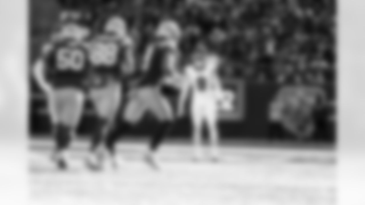 S Jevón Holland (8)