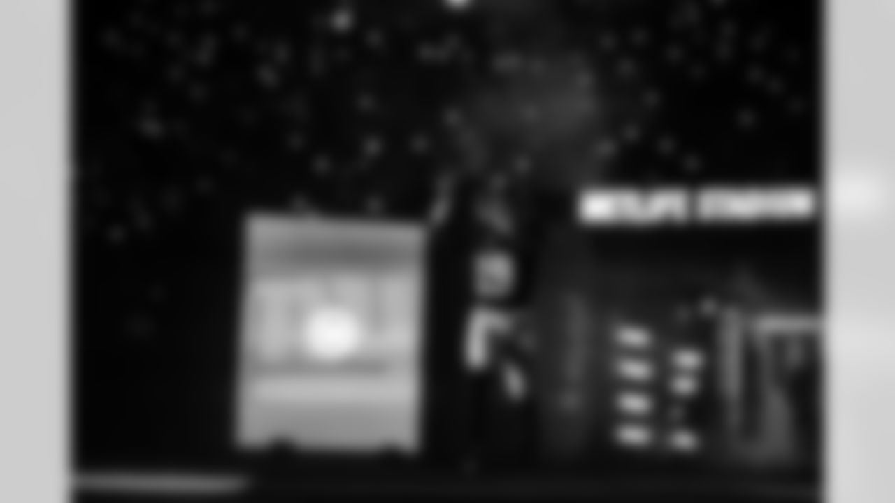 QB Jameis Winston (19)