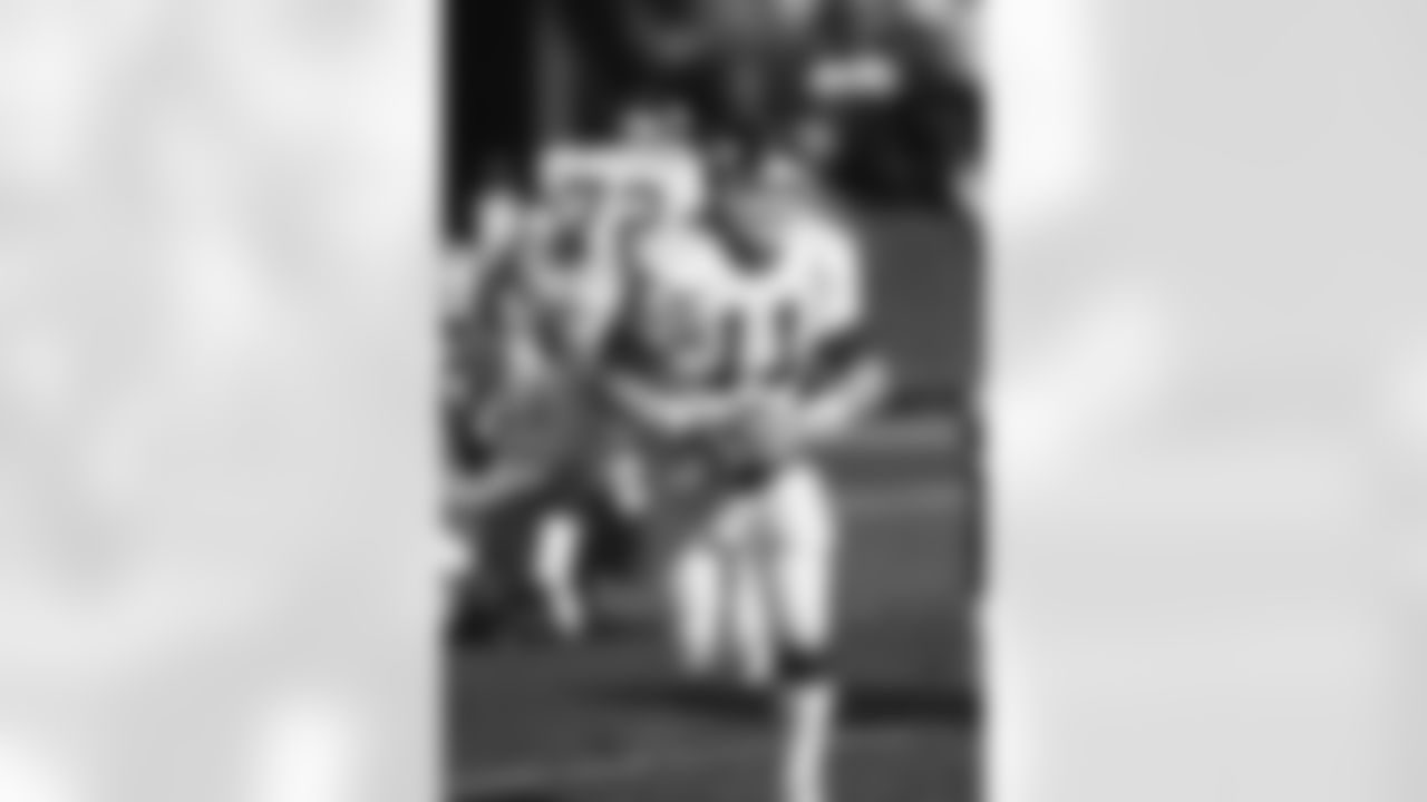 New York Giants quarterback Phil Simms (11) prepares to throw a pass against the San Francisco 49ers during the NFC Divisional Playoff game in San Francisco, CA, Jan. 15, 1994. (Paul Spinelli via AP)