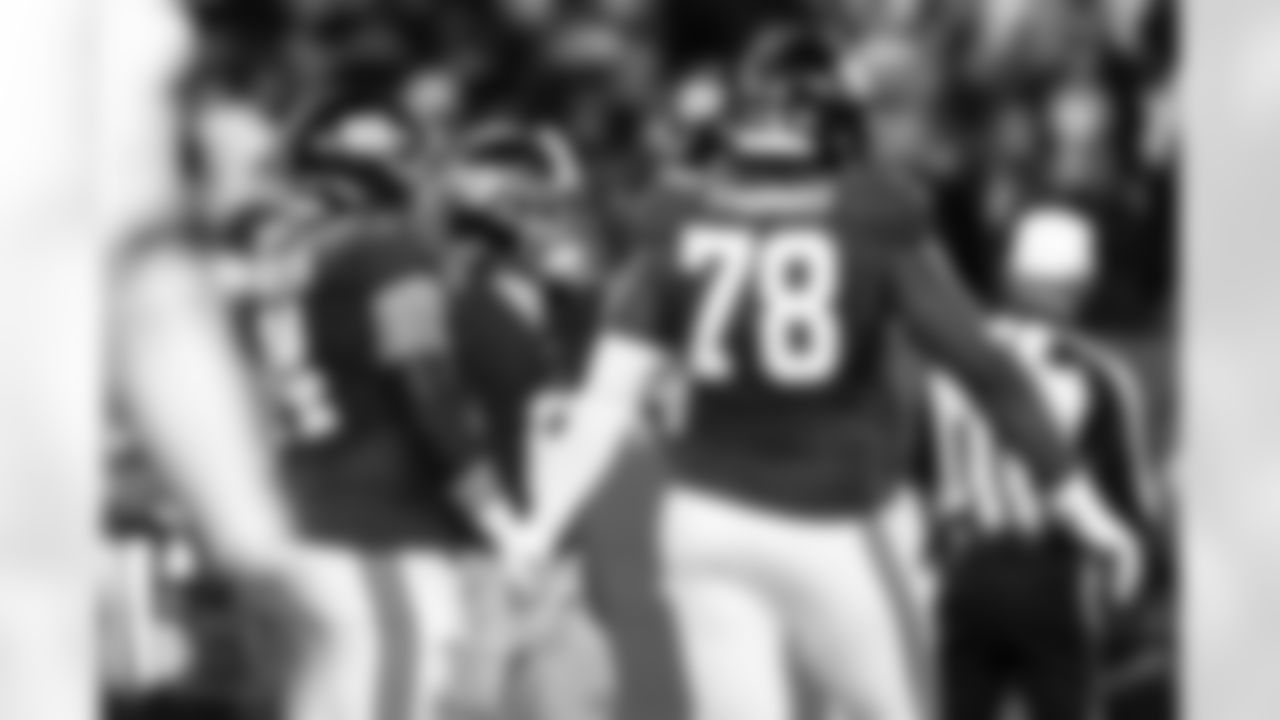 New York Giants quarterback Jaxson Dart (6) and running back Cam Skattebo (44) celebrate after a touchdown during an NFL football game against the Philadelphia Eagles, Thursday, Oct. 9, 2025 in East Rutherford, N.J. (Kevin Sabitus via AP)