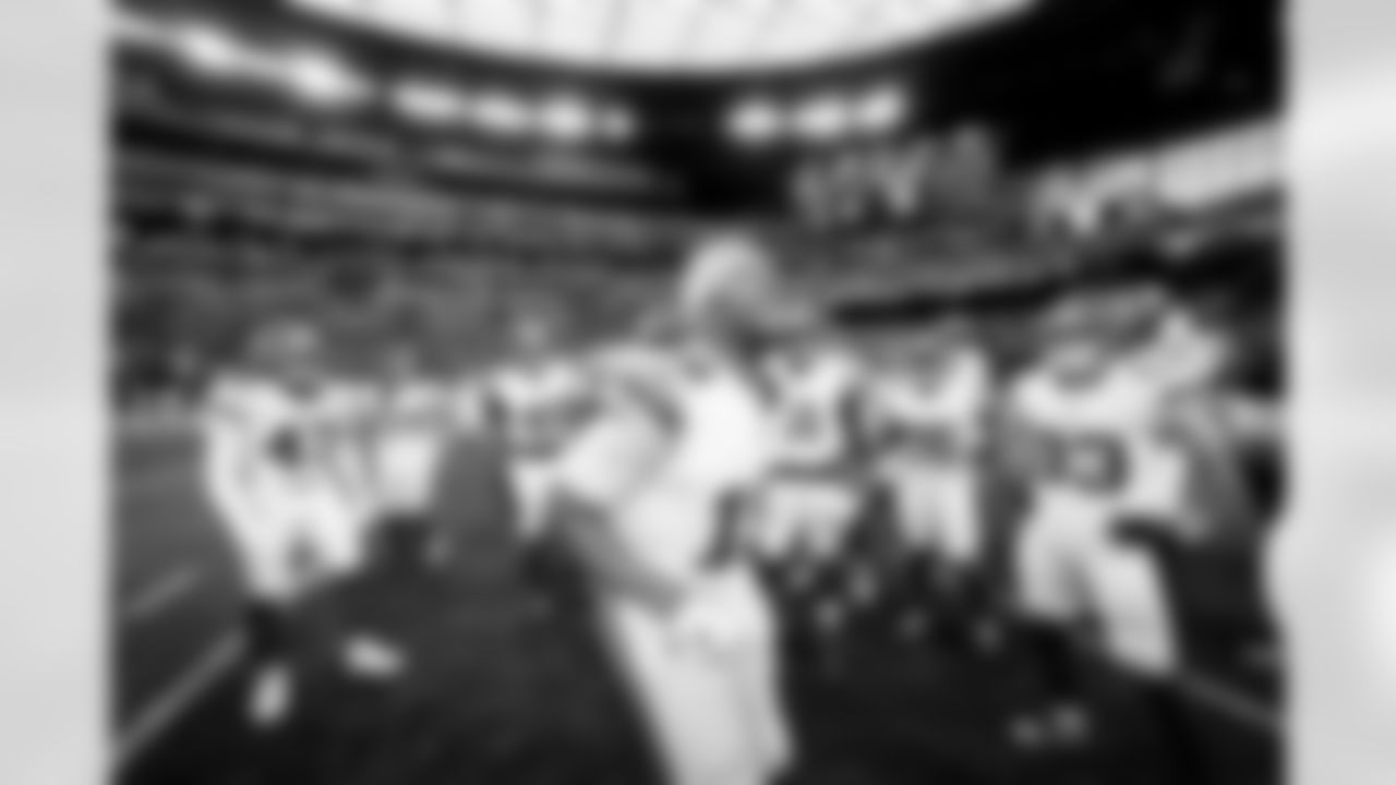 QB Jameis Winston (19)