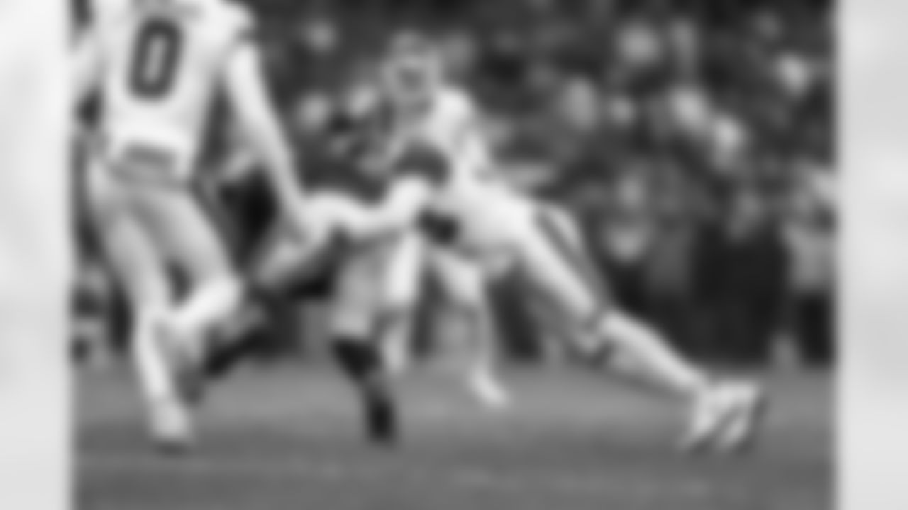 LB Demetrius Flannigan-Fowles (33)