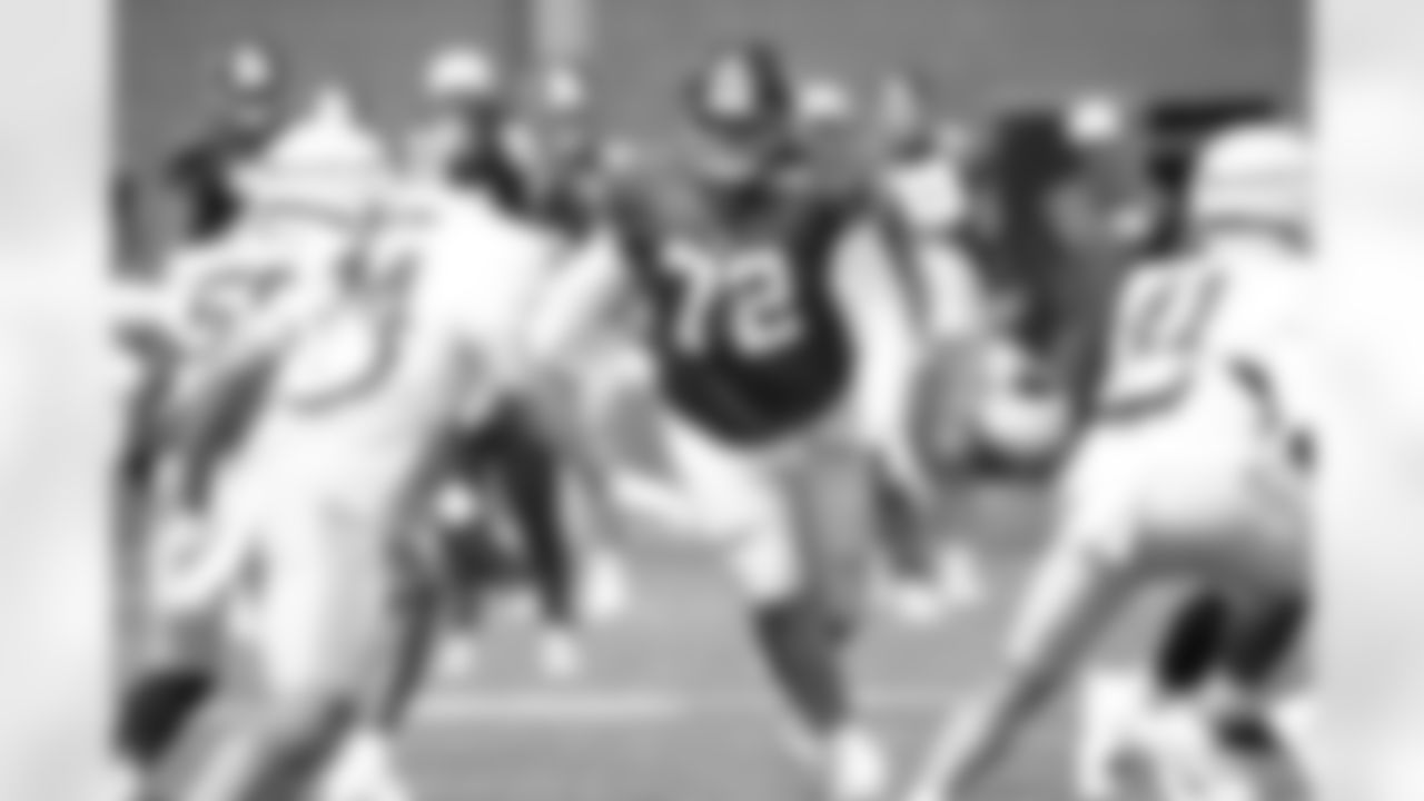 New York Giants offensive tackle Jermaine Eluemunor (72)
