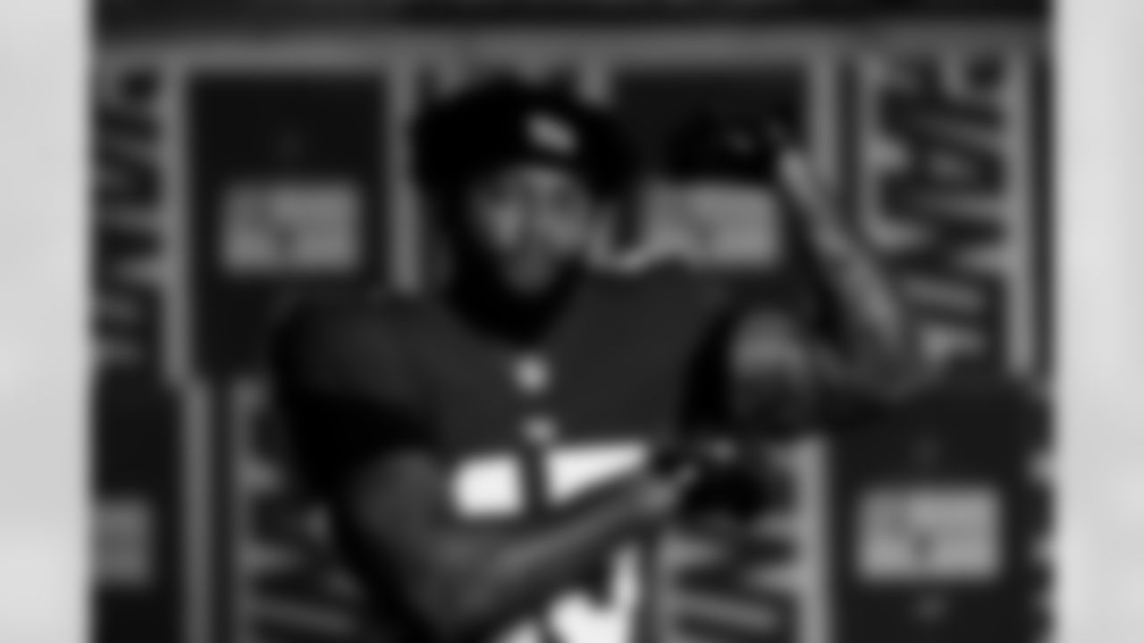OLB Tomon Fox (45)