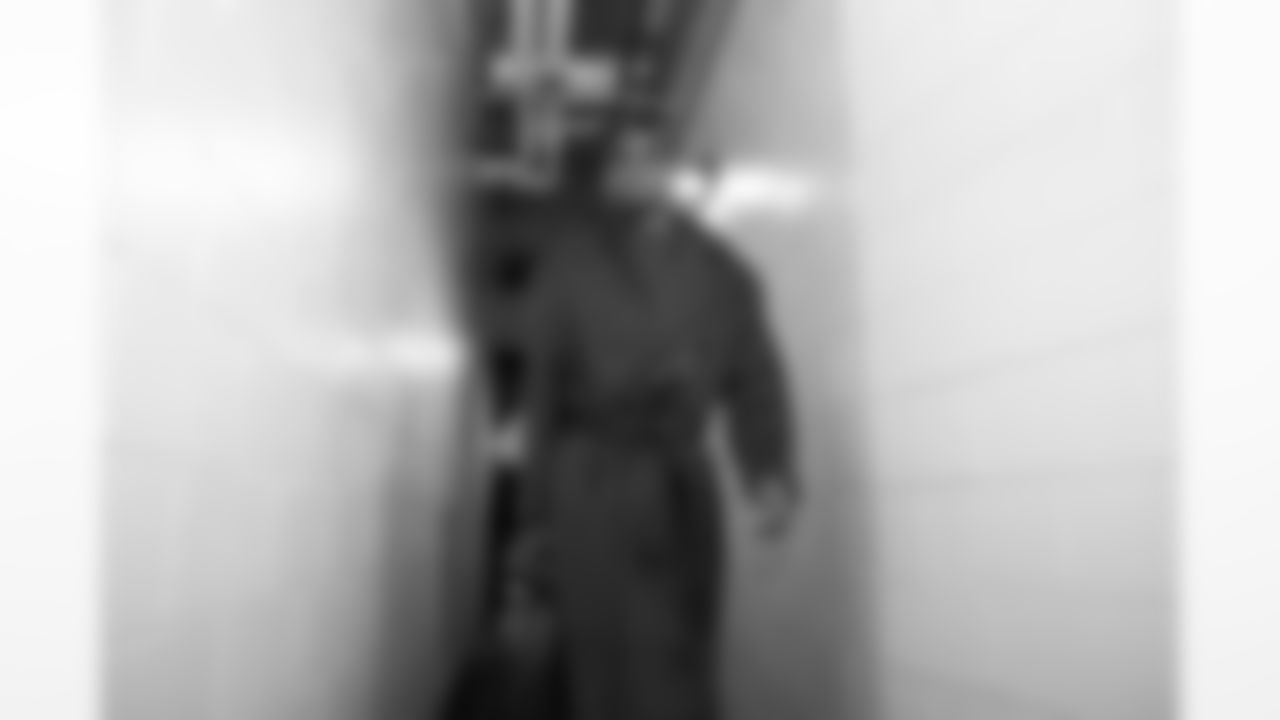 QB Jameis Winston (19)