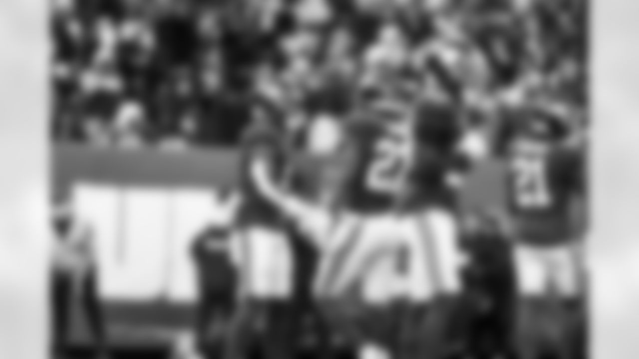 S Jevón Holland (8)