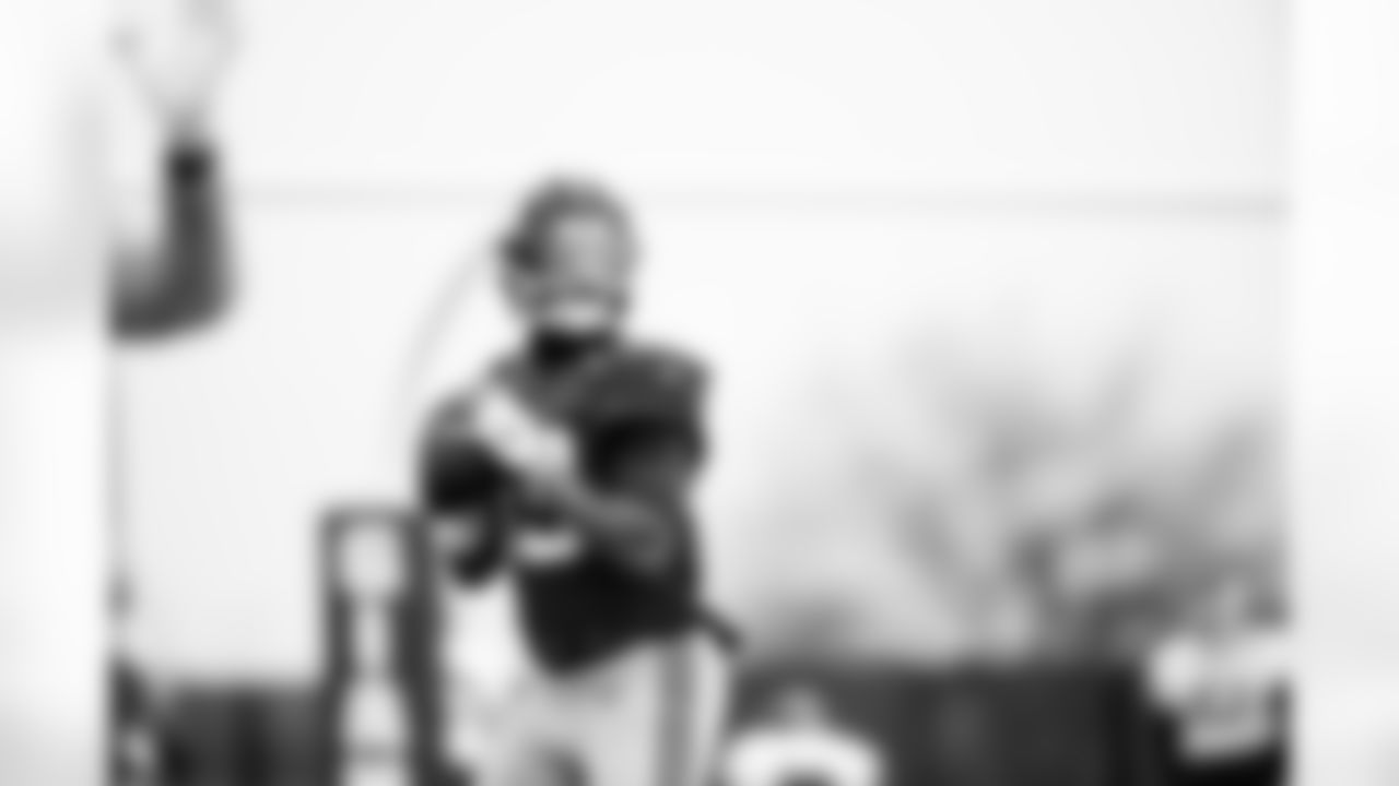 QB Jameis Winston (19)