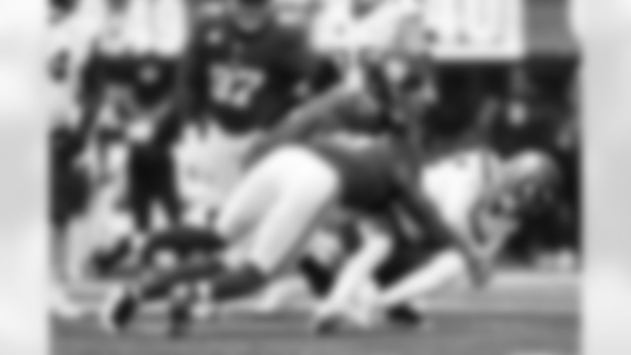 Minnesota Vikings quarterback J.J. McCarthy (9) is sacked by New York Giants linebacker Brian Burns (0) during the NFL game, Sunday, Dec. 21, 2025 in East Rutherford, N.J. (Kathryn Riley via AP)