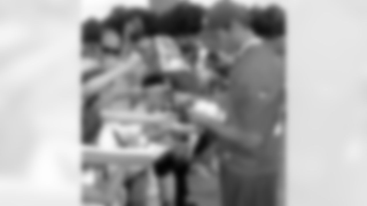 New York Giants quarterback Kerry Collins, right, signs autographs after training camp, Thursday, Aug. 17, 2000 in Albany, N.Y. The Giants ended their fifth year of camp at the University of Albany today, and have a new three year contract to return.(AP Photo/Dave Oxford)