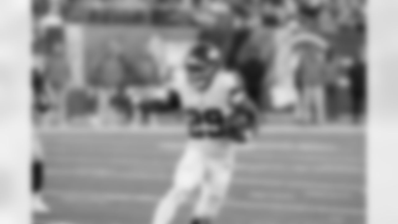 RB Tyrone Tracy Jr. (29)