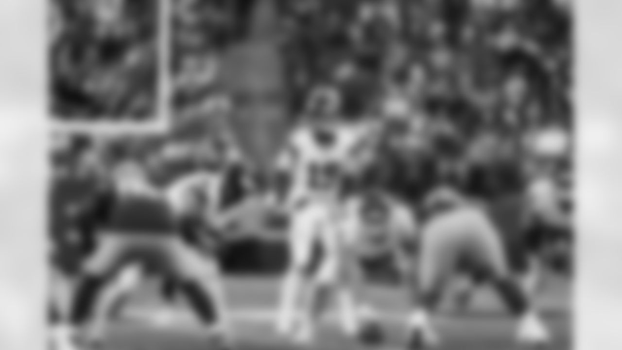 QB Jameis Winston (19)