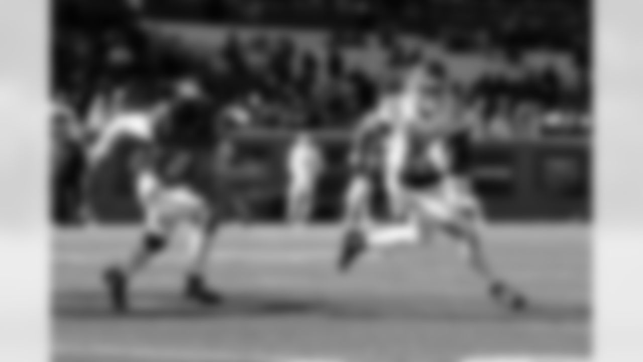 American Team running back Mike Washington Jr. (27), of Arkansas, caries the ball as National Team cornerback Chandler Rivers (0), of Duke, pursues during the first half of the Senior Bowl NCAA college football game Saturday, Jan. 31, 2026, in Mobile, Ala. (AP Photo/Butch Dill)