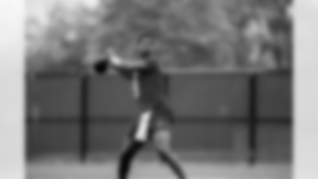 QB Jameis Winston (19)