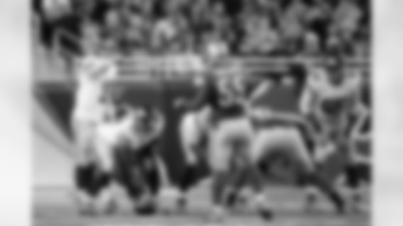 New York Giants quarterback Eli Manning (10) gets set to run a play against the Detroit Lions during an NFL football game at Ford Field in Detroit, Sunday, Dec. 22, 2013. (AP Photo/Rick Osentoski)