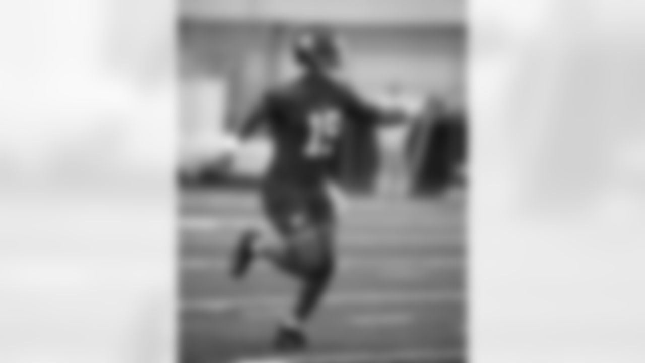QB Jameis Winston (19)