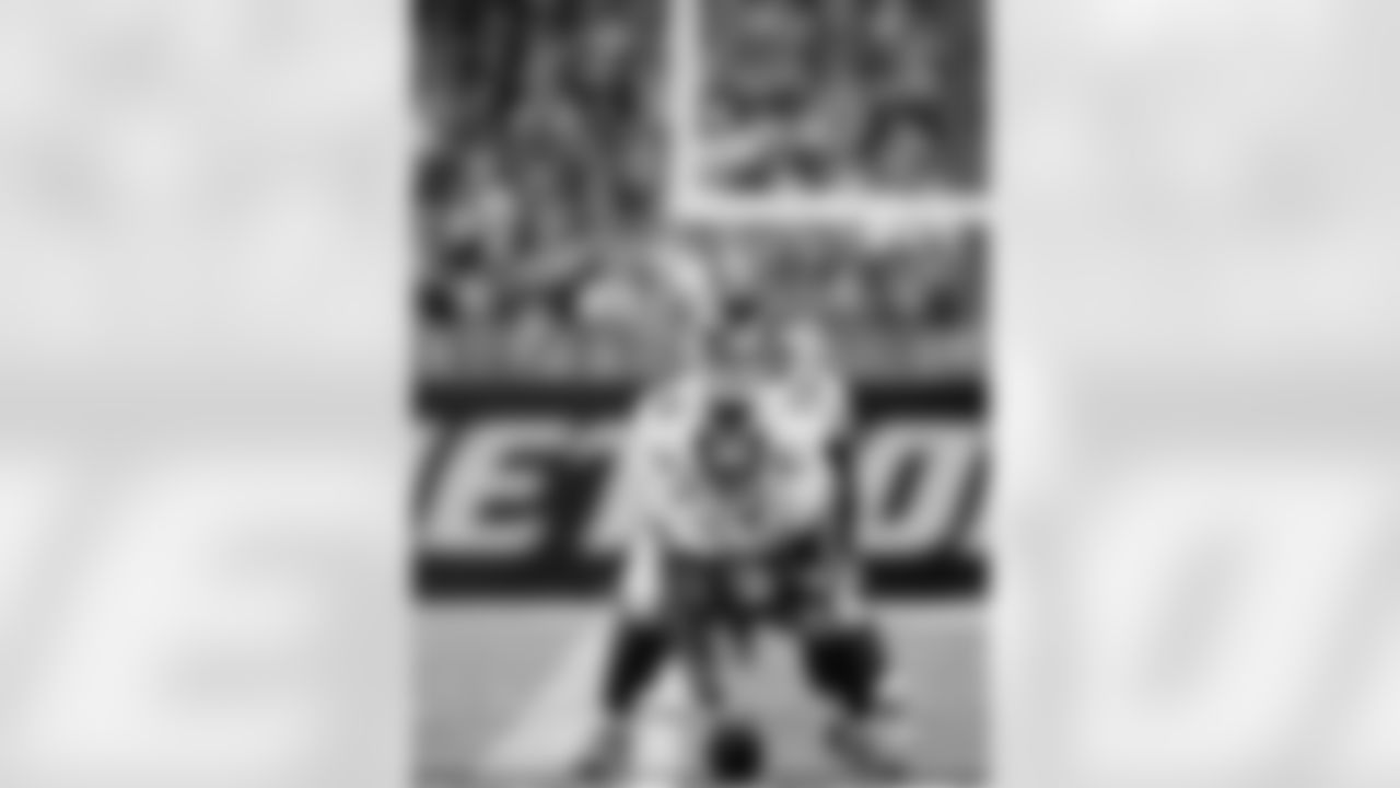 New York Giants quarterback Eli Manning (10) prepares to take the snap from center Kevin Boothe (77) during the second quarter of an NFL football game against the Detroit Lions in Detroit, Sunday, Dec. 22, 2013. (AP Photo/Rick Osentoski)