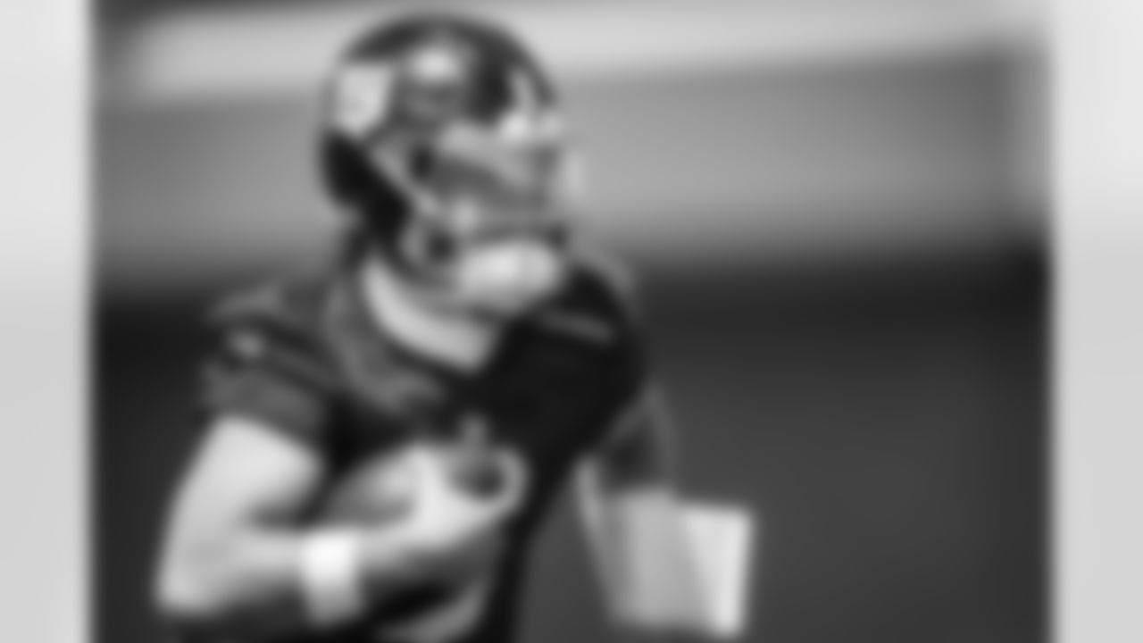 QB Jaxson Dart (6)