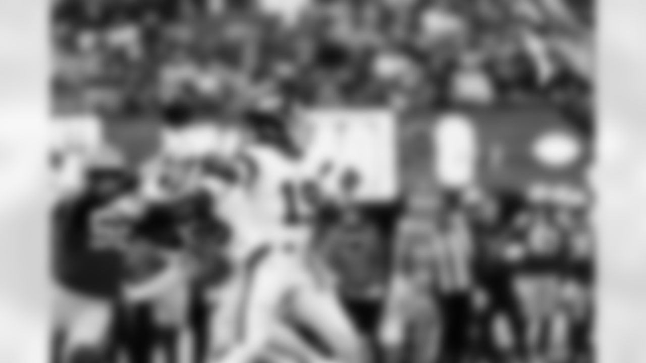 QB Jameis Winston (19)