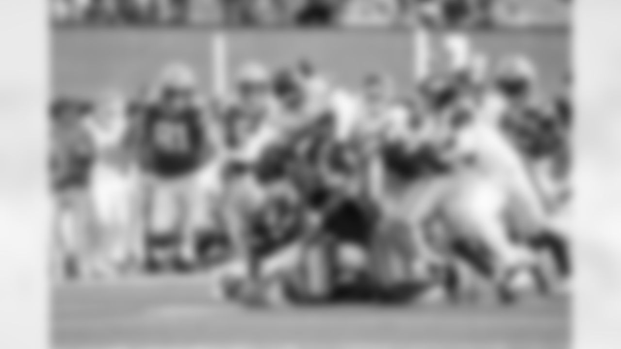 LB Neville Hewitt (47), WR Dalen Cambre (83)