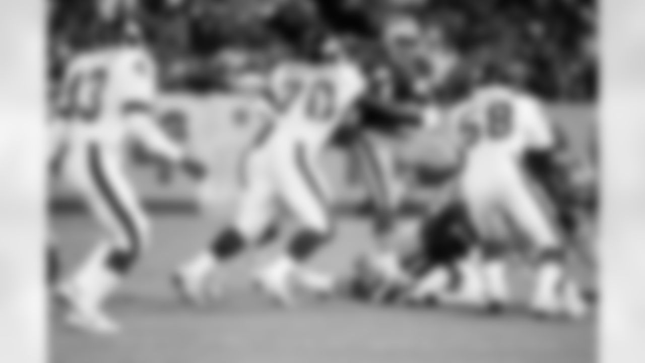 San Francisco 49er running back Roger Craig runs with the ball for a gain of a yard as New York Giants defensive end Leonard Marshall grabs hold during the first quarter of their NFL game at Candlestick Park, Nov. 27, 1989. (AP Photo/Eric Risberg)