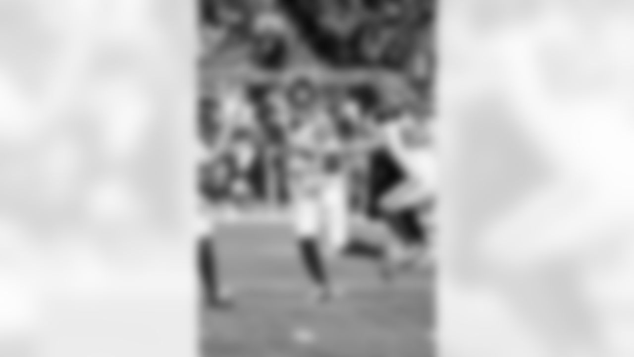 QB Jameis Winston (19)