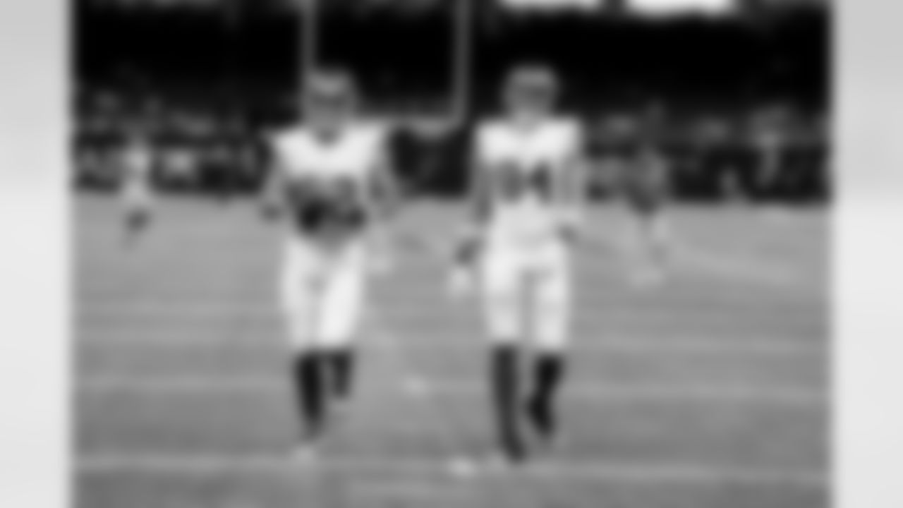 New York Giants tight end Thomas Fidone II (86) and New York Giants tight end Theo Johnson (84) warm up prior to a game against the New Orleans Saints on Sunday, October 5, 2025 at Caesars Superdome in New Orleans. (Evan Pinkus/New York Giants)