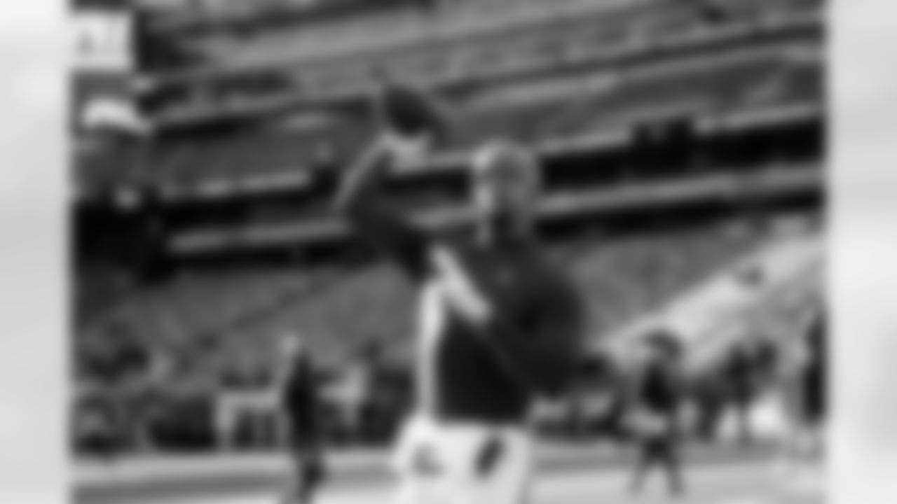 QB Jameis Winston (19)