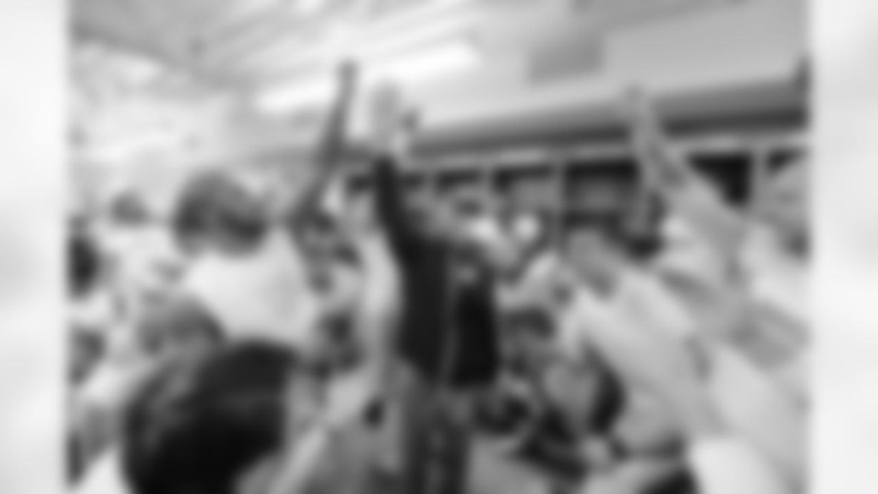 New York Giants head coach Tom Coughlin talks to his team following a week 16 football game against the Detroit Lions on December 22, 2013 in Detroit, Michigan (AP Photo/Evan Pinkus)