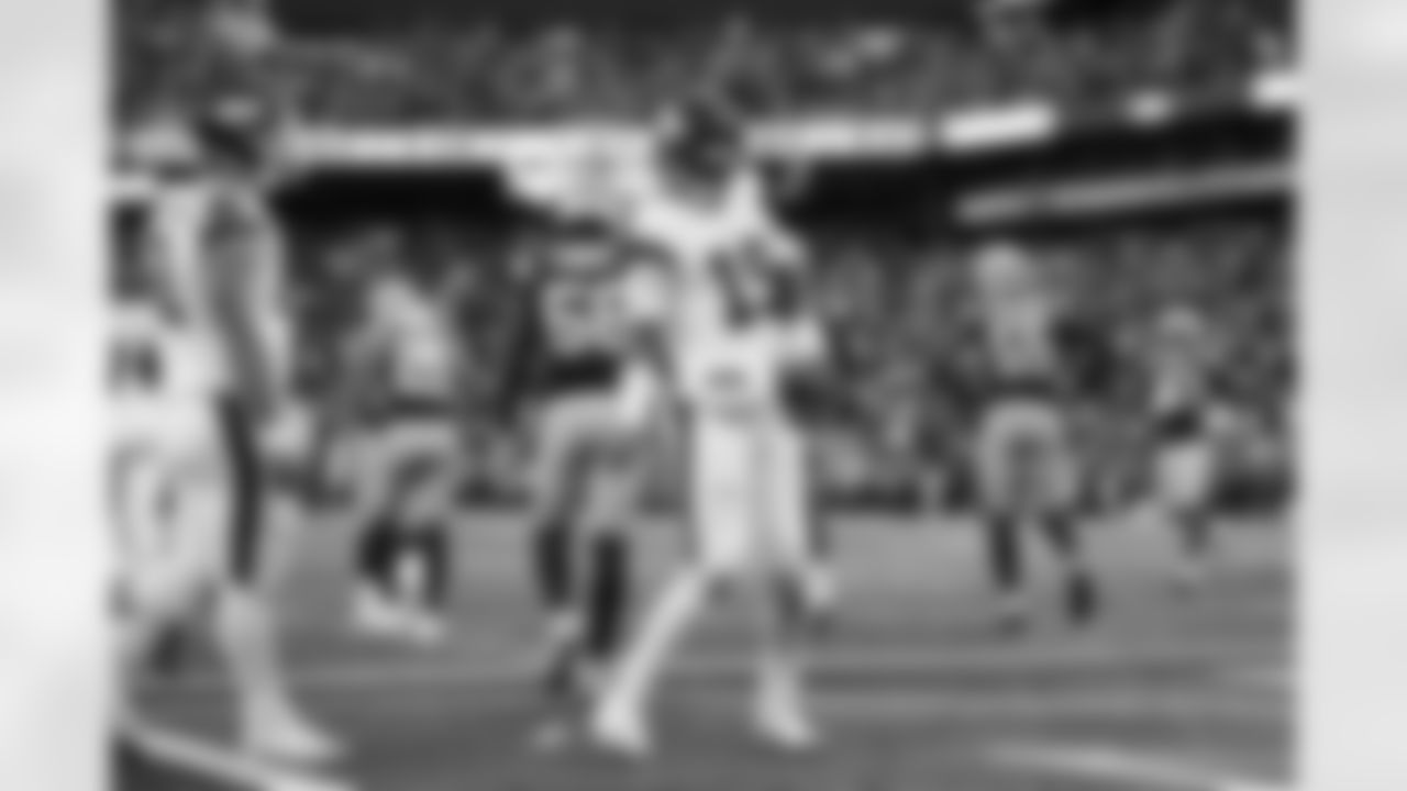 QB Jameis Winston (19)