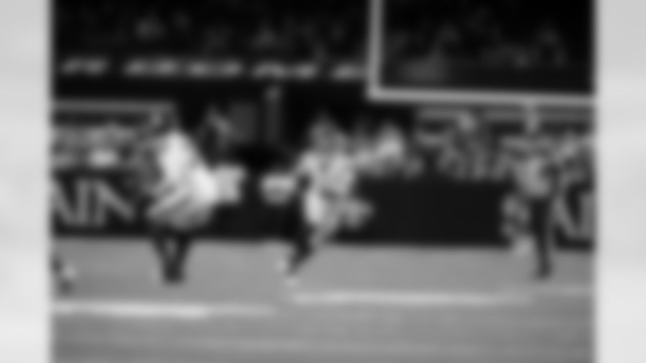 QB Jaxson Dart (6) runs the ball during an NFL football game against the New Orleans Saints on Sunday, October 5, 2025 at Caesars Superdome in New Orleans. (BRENNAN ASPLEN/NEW YORK GIANTS)