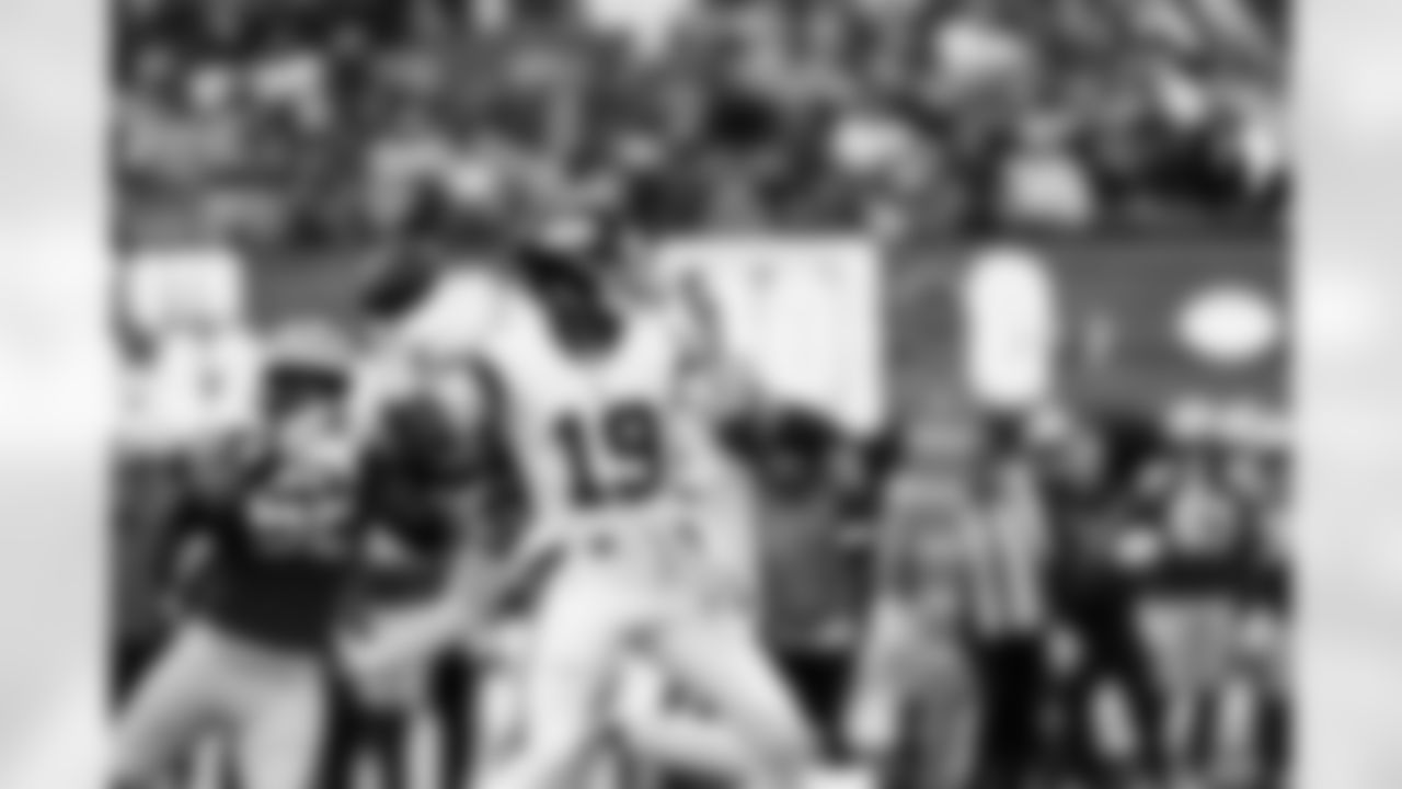 QB Jameis Winston (19)