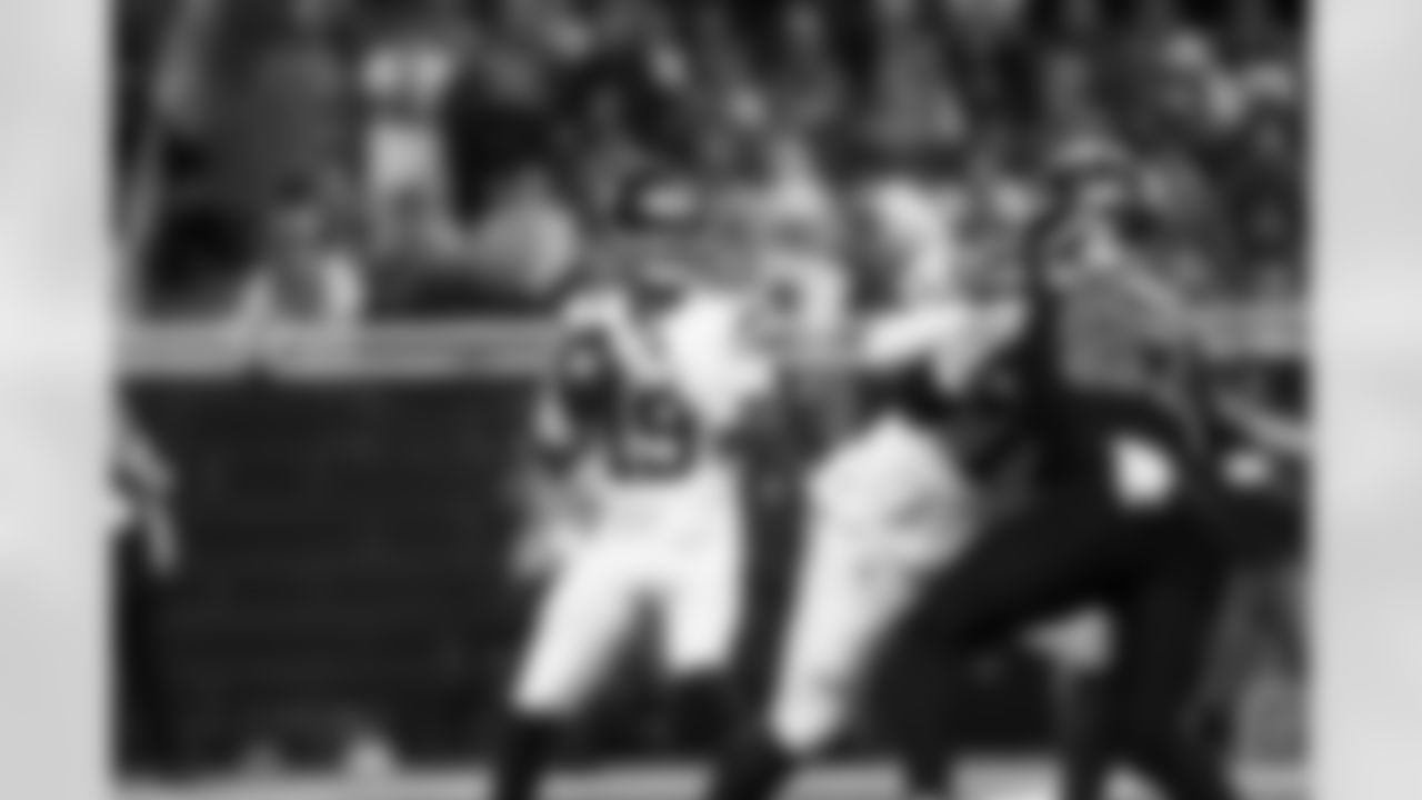 QB Jameis Winston (19)