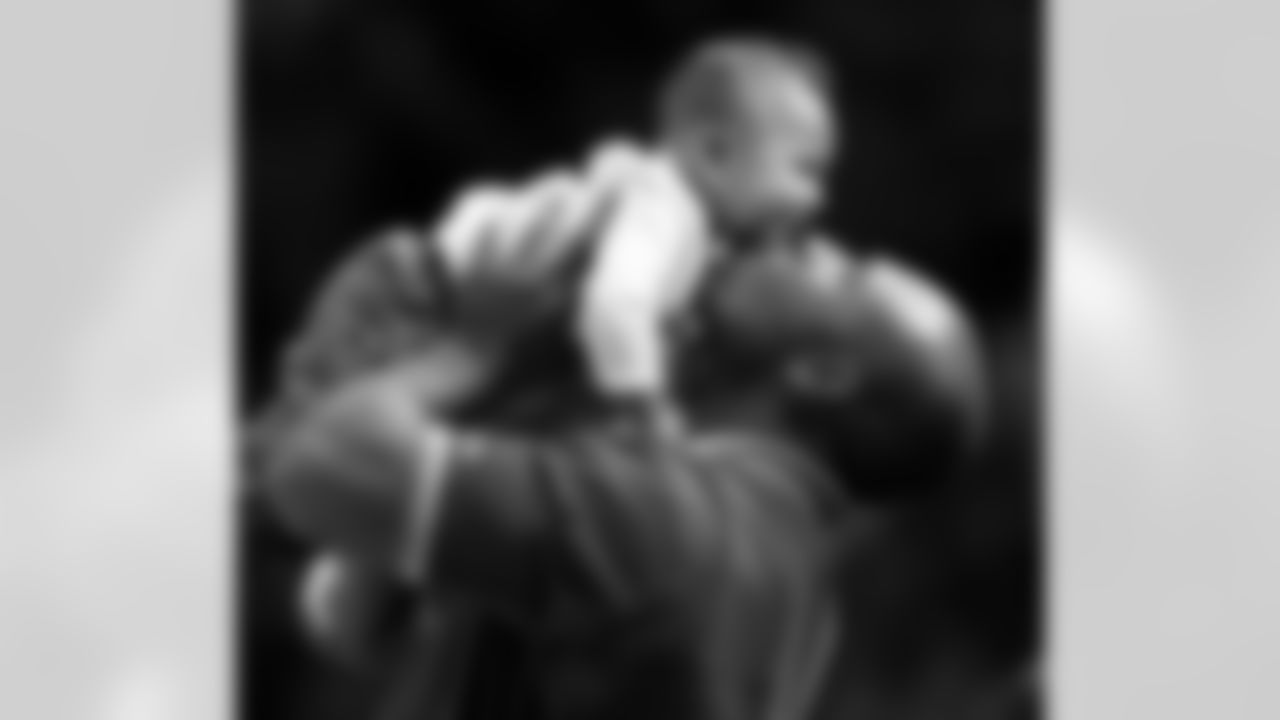 New York Giants running back Brandon Jacobs kisses his son Brayden on the sidelines during the Knicks preseason NBA basketball game against the Boston Celtics at Madison Square Garden in New York,Monday, Oct. 22, 2007. (AP Photo/Kathy Willens)