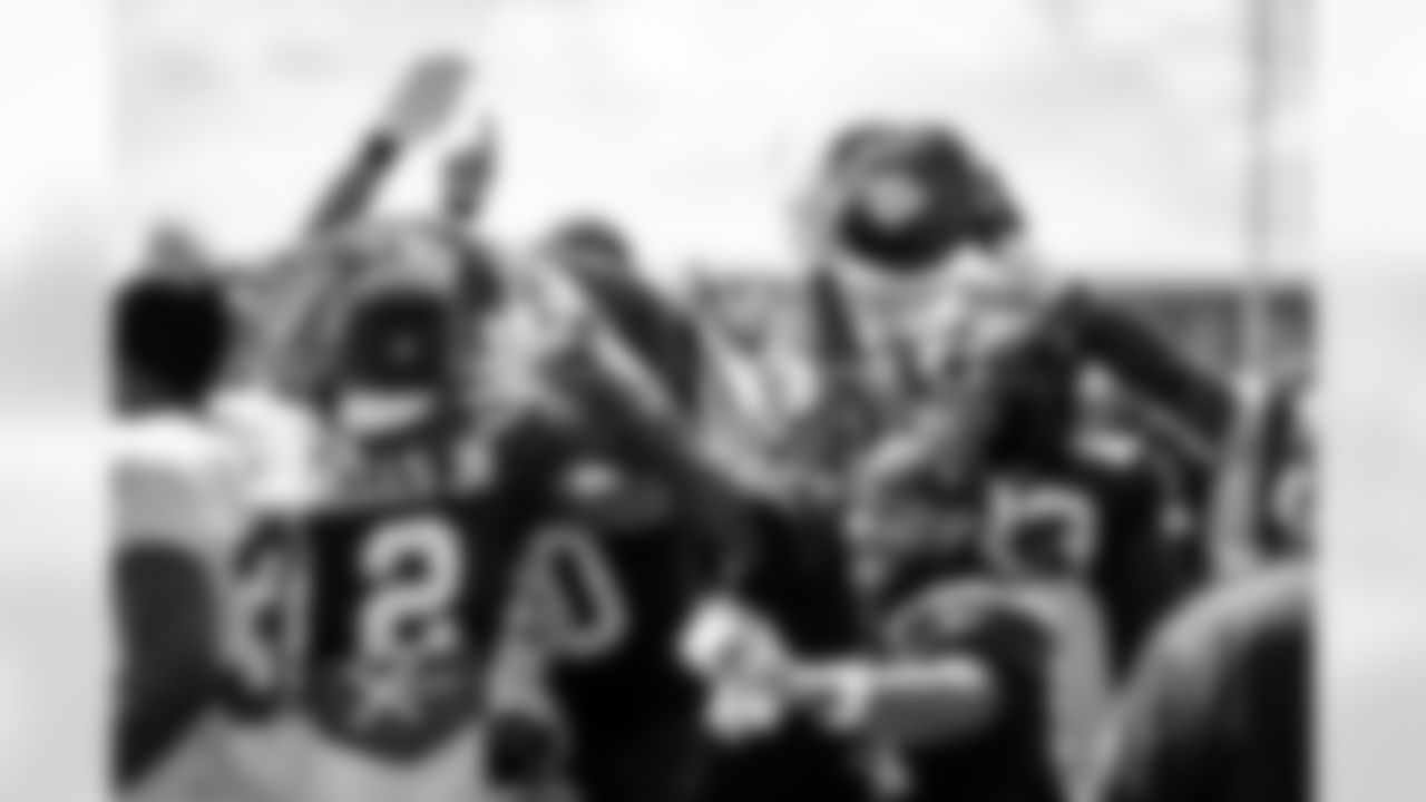 QB Jameis Winston (19)