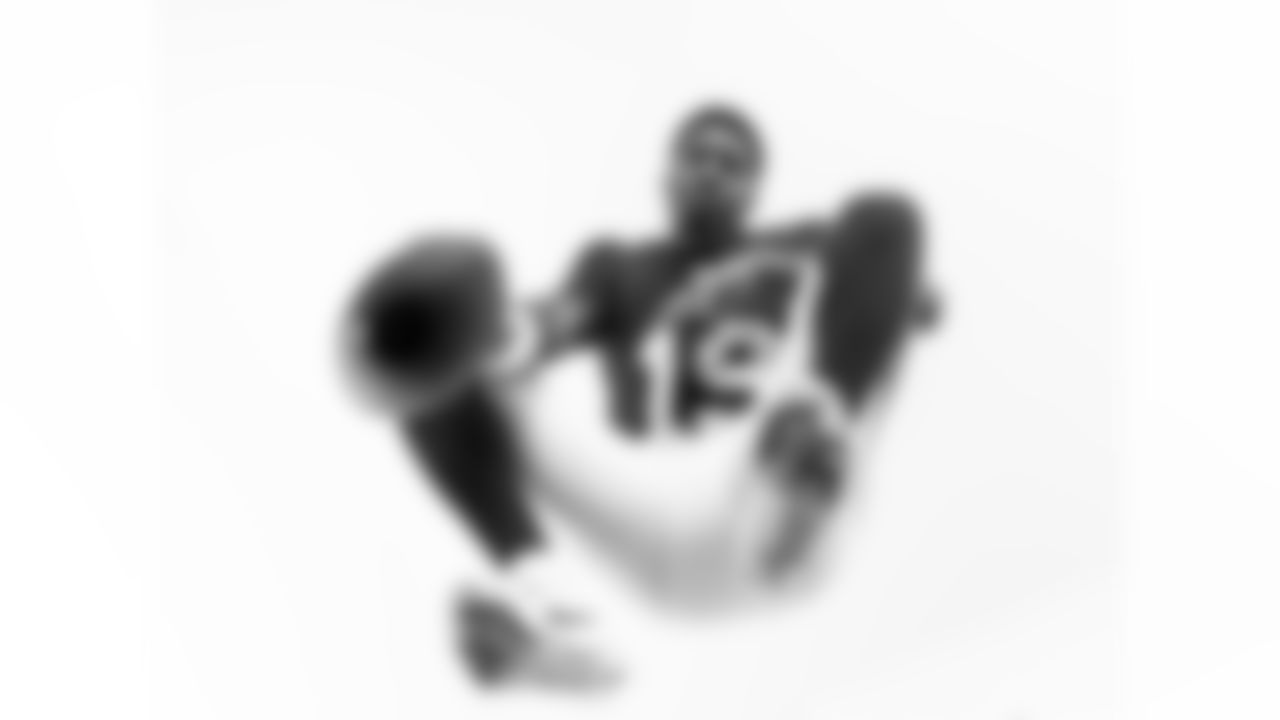 QB Jameis Winston (19)