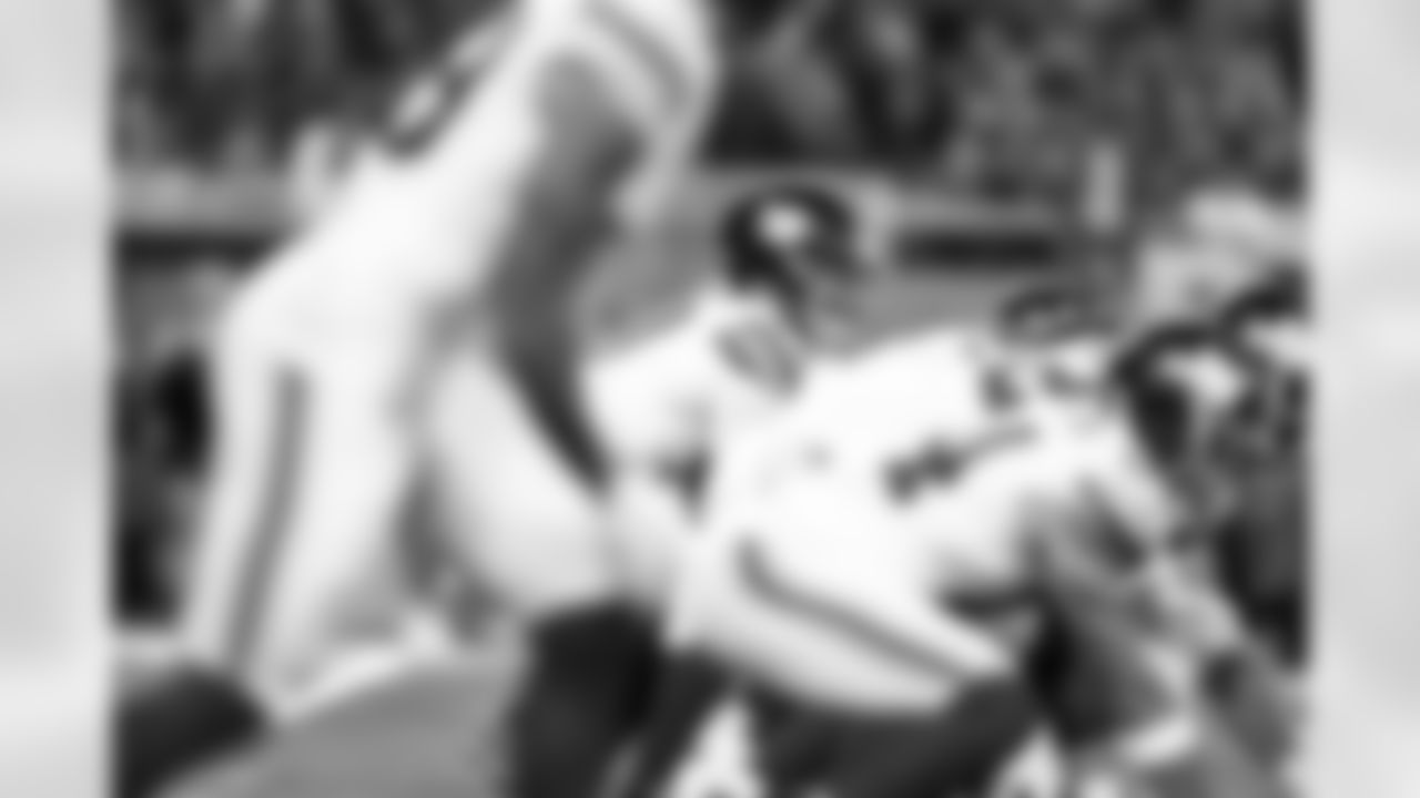 QB Jameis Winston (19)