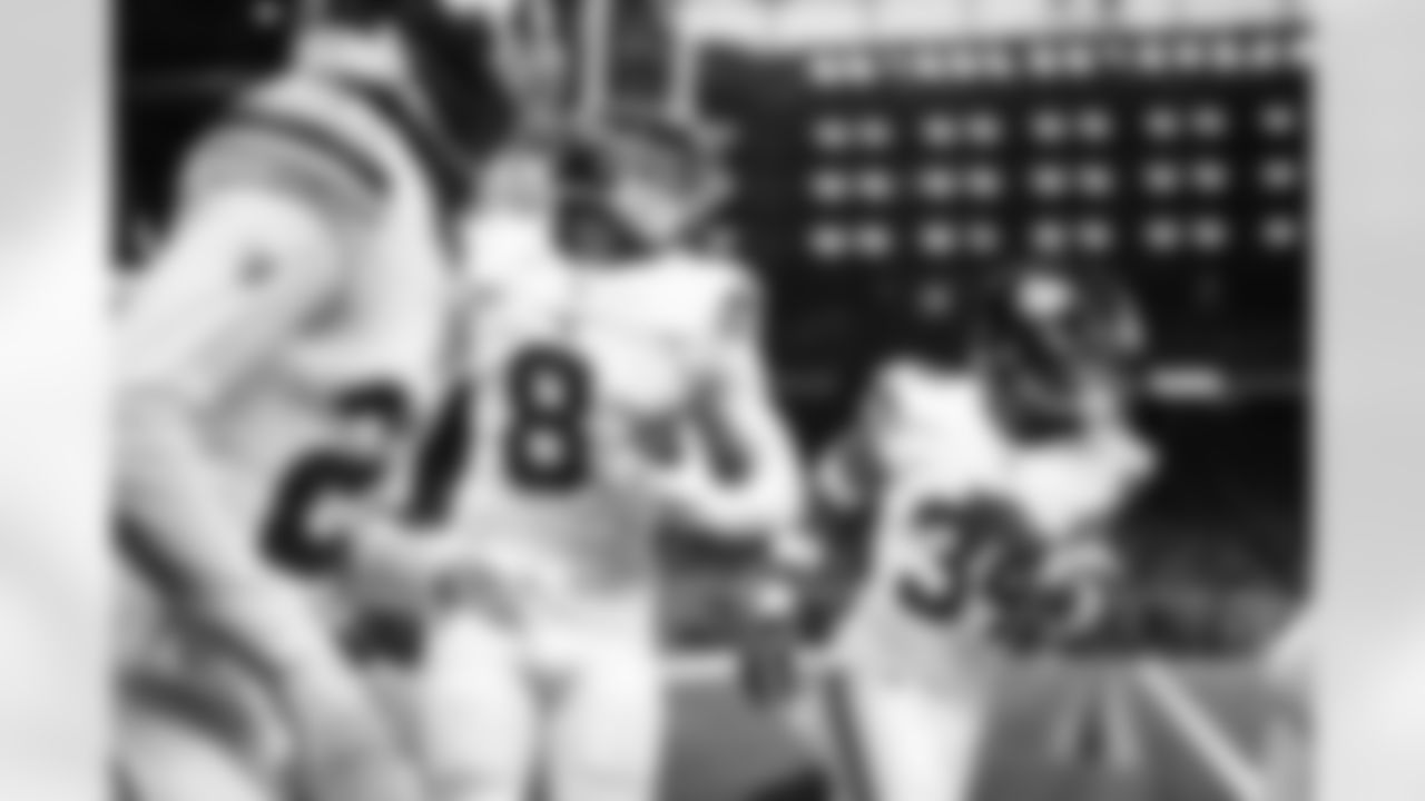 S Jevón Holland (8)