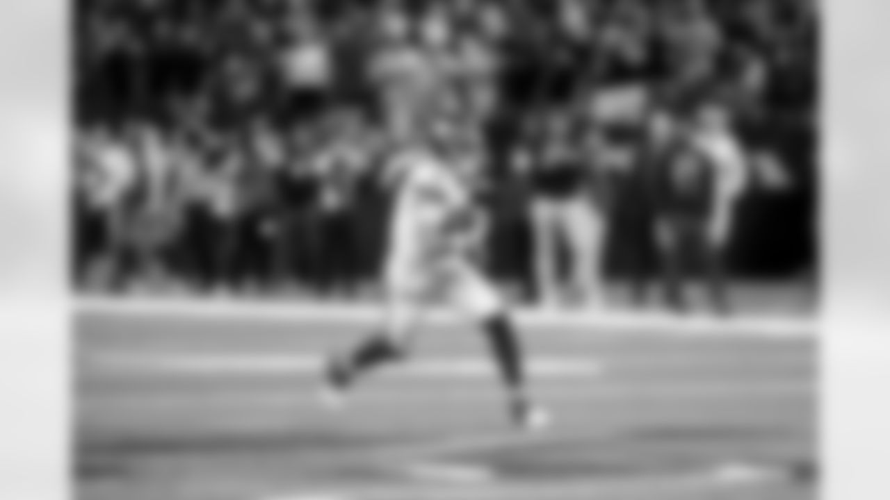 QB Jaxson Dart (6) runs the ball during an NFL football game against the New Orleans Saints on Sunday, October 5, 2025 at Caesars Superdome in New Orleans. (Evan Pinkus/NEW YORK GIANTS)